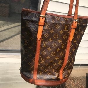 Beautiful Authentic Louis Vuitton GM bucket bag